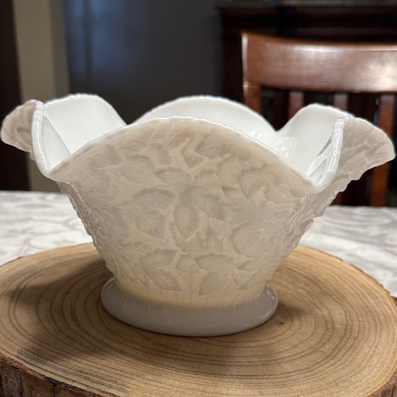 (M) Vtg Westmoreland milk glass fruit bowl. - Picture 2 of 5